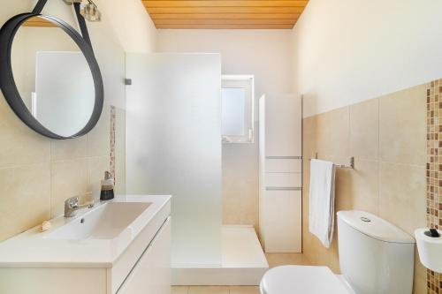 Ένα μπάνιο στο WHome Sea Breeze House with Pool & BBQ in Ericeira