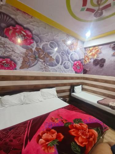 Ein Bett oder Betten in einem Zimmer der Unterkunft K D Dham Near Prem Mandir Iskcon temple Vrindavan