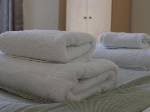 Voodi või voodid majutusasutuse The Newborough - Sleeps 6 Apartment toas