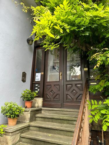 a front door of a house with potted plants at bella casa - Business&Family, Messe Flughafen in 5 min, SmartTV, Netflix, Waschmaschine, 24h Checkin, 35qm in Stuttgart