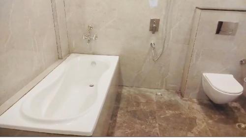 Un baño con bañera y WC. en Mussoorie Nature Stay, en Mussoorie