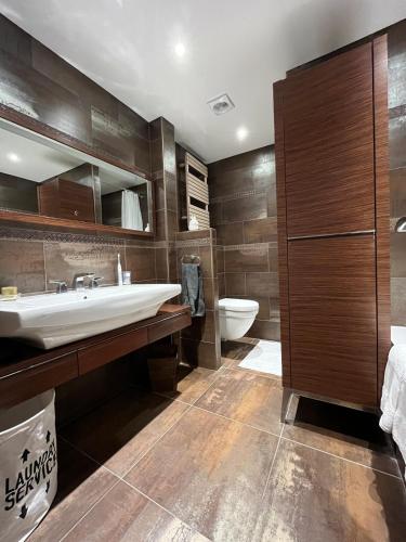 une salle de bain avec un lavabo, une baignoire et des toilettes dans l'établissement Quiet 3 bedrooms apt, 30 min from Paris centre, à Bagnolet