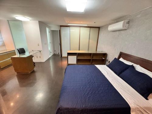 a bedroom with a bed and a desk in it at Apto de Luxo Loft Duplex em área nobre na Doca in Belém
