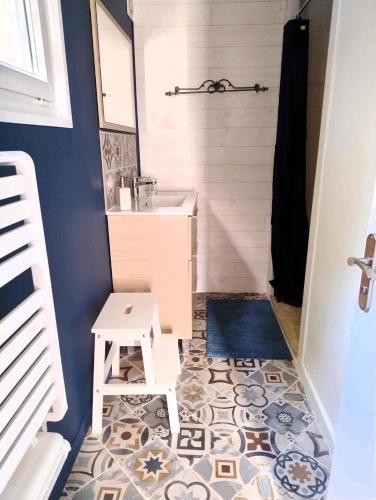 une salle de bain avec un lavabo et des toilettes dans l'établissement Cottage du Cap, à Fouesnant