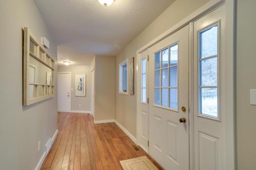 Φωτογραφία από το άλμπουμ του Waterfront Deck and Dock Torch Lake Home! σε Rapid City
