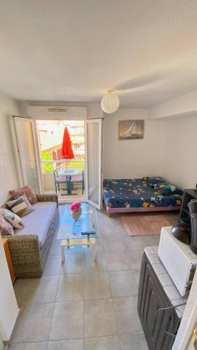 un salon avec un canapé et une table dans l'établissement Nice Beach Promenade, à Nice