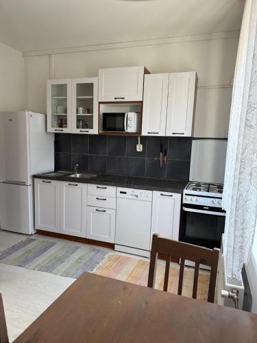 Una cocina o cocineta en Domek Jiráskova