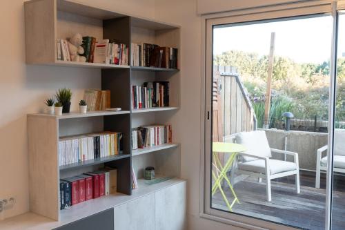 Photo de la galerie de l'établissement Appartement - terrasse à un pas de la plage, à La Rochelle