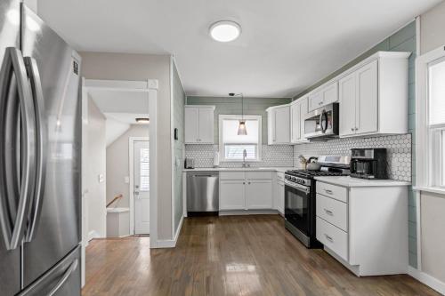Dapur atau dapur kecil di Retreat in Muskegon - short distance to Lake MI