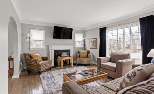 Ruang duduk di Retreat in Muskegon - short distance to Lake MI