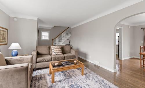 Ruang duduk di Retreat in Muskegon - short distance to Lake MI