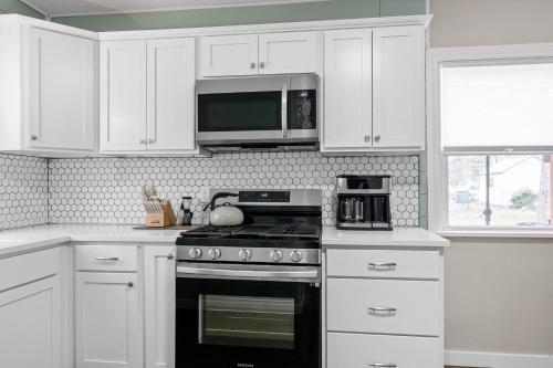 Dapur atau dapur kecil di Retreat in Muskegon - short distance to Lake MI