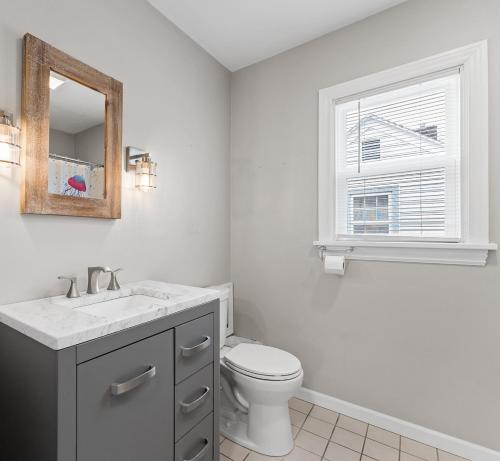 Bilik mandi di Retreat in Muskegon - short distance to Lake MI