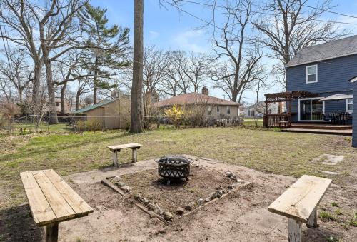 Taman di luar Retreat in Muskegon - short distance to Lake MI