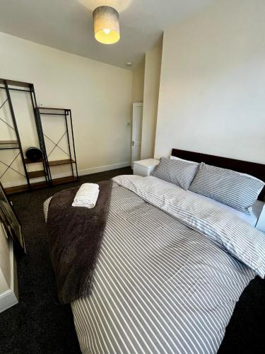 Una cama o camas en una habitación de Southend escape