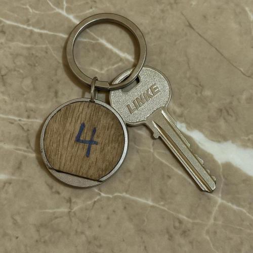 a pair of keys with the letter h on it at residence kawtar in Meknès