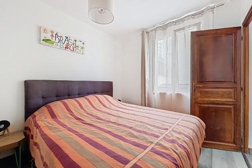 Ένα ή περισσότερα κρεβάτια σε δωμάτιο στο Cosy house with garden near Paris