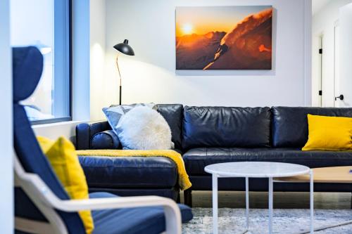 Χώρος καθιστικού στο Separate Reality Retreat by Revelstoke Vacations