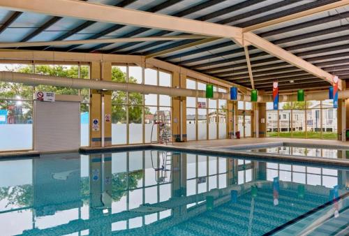 an empty swimming pool in a building at 3 Bedroom Caravan - Sleeps 8 - Parking Wifi Pool in Clacton-on-Sea