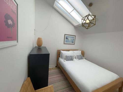 Postel nebo postele na pokoji v ubytování 14B Howard Place