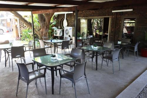 Royal Game Guest Houseにあるレストランまたは飲食店