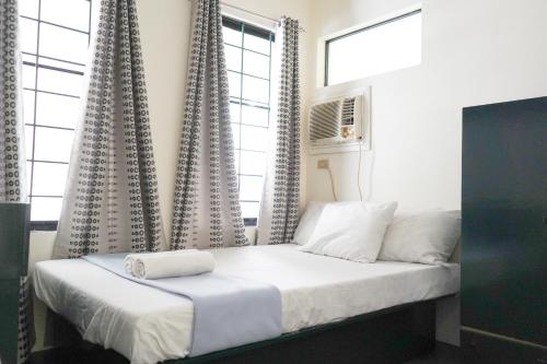 Ένα ή περισσότερα κρεβάτια σε δωμάτιο στο Natos Residences - Los Angeles