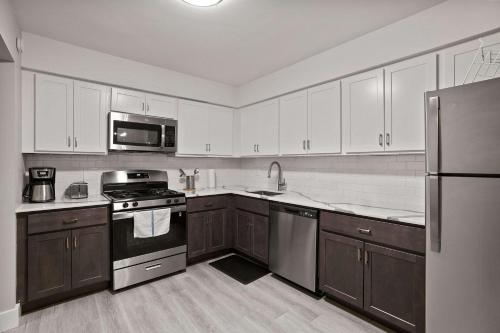 Η κουζίνα ή μικρή κουζίνα στο Urban Oasis Sleek Cozy & Well-Located