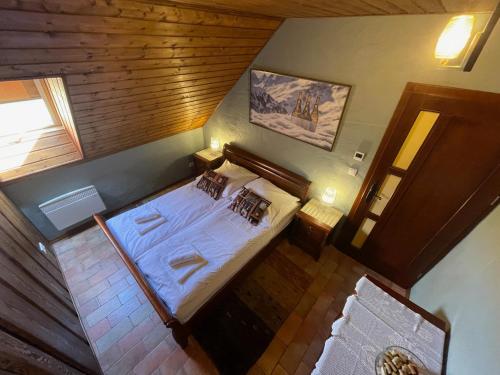 an overhead view of a bedroom with a bed at Apartament DOLOMITI in Jaworki