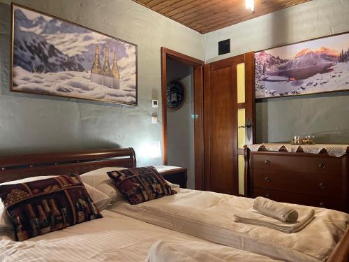 a bedroom with a bed and a dresser at Apartament DOLOMITI in Jaworki