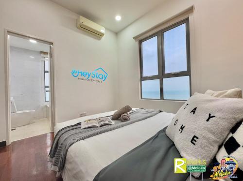 Cama o camas de una habitación en Silver Scape Residence Melaka Raya By Heystay Management