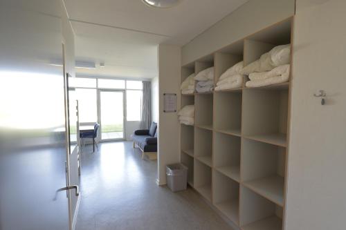 una habitación con estanterías y una habitación con puerta en Jetsmark Idrætscenter, en Pandrup