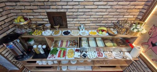 een tafel gevuld met verschillende soorten voedsel bij Sherxan Hotel in Samarkand