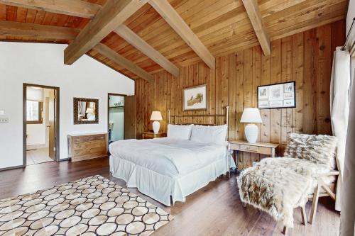 a bedroom with a bed and a chair in a room at Mountain Valley Hideaway in Aspen