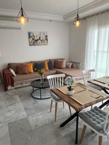 un salon avec un canapé et une table dans l'établissement La Merveille de la côte à Monastir, à Monastir