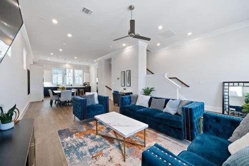 Posezení v ubytování Luxury DT Condo, Game Room!