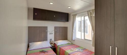 Postel nebo postele na pokoji v ubytování The Beach Camping Village