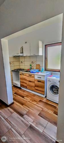 a kitchen with a stove and a washing machine at Vila Bulgaru in Cumpăna