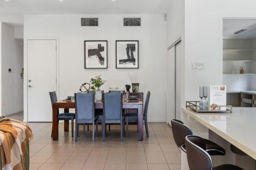 Posezení v ubytování Stylish 4BR Home with BBQ and Media Room in Mt Ommaney
