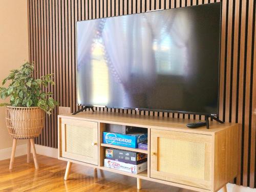 Una televisión o centro de entretenimiento en Escape