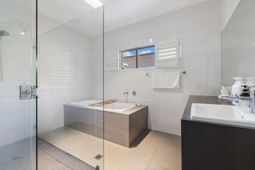 Koupelna v ubytování Stylish 4BR Home with BBQ and Media Room in Mt Ommaney