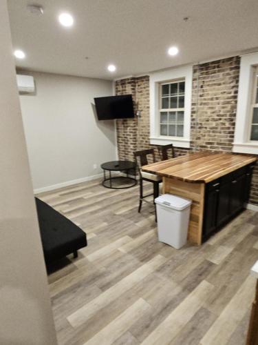 Una sala de estar con una mesa y sillas de madera. en Modern 1BR Apartment in GREAT Location Unit 203, en Maryville