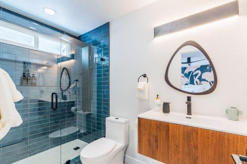 パーム・スプリングスにあるThe Joyce Ellen by Rather Be Propertiesのトイレ、シャワー、洗面台を備えたバスルーム