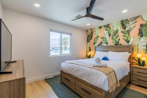 パーム・スプリングスにあるThe Joyce Ellen by Rather Be Propertiesの大きなベッドとテレビのある寝室