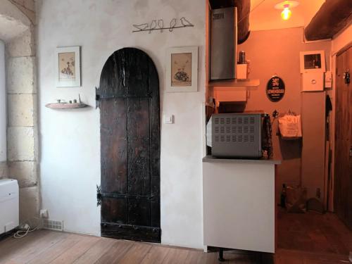 une pièce avec une vieille porte et un micro-ondes dans l'établissement Charmant studio Vieux Port, à Marseille