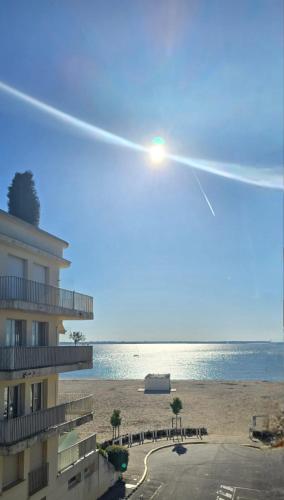 beau studio les pieds dans l'eau