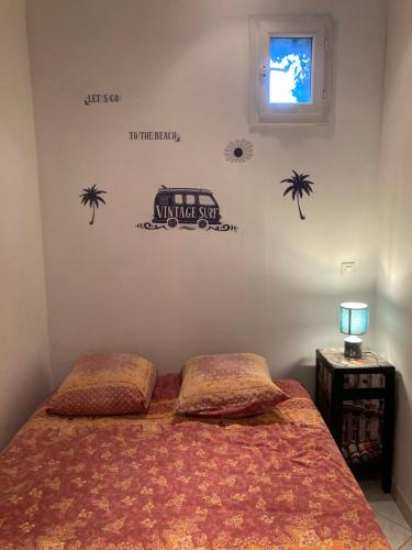 - une chambre avec un lit avec deux oreillers et une fenêtre dans l'établissement JOLI T2 a ROQUEVAIRE, à Roquevaire