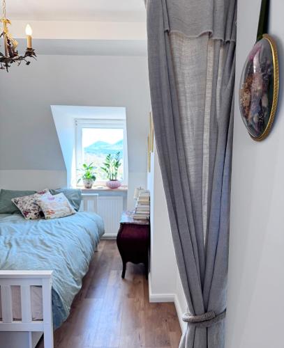 a bedroom with a bed and a window at Apartament Eviva l'arte! in Boguszów-Gorce