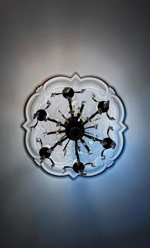 a glass ceiling with a chandelier on top of it at Apartament Eviva l'arte! in Boguszów-Gorce