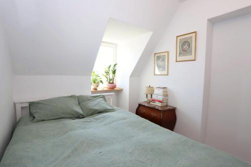 a bedroom with a bed and a window at Apartament Eviva l'arte! in Boguszów-Gorce
