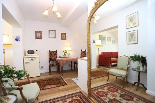 a living room with a mirror and a dining room at Apartament Eviva l'arte! in Boguszów-Gorce